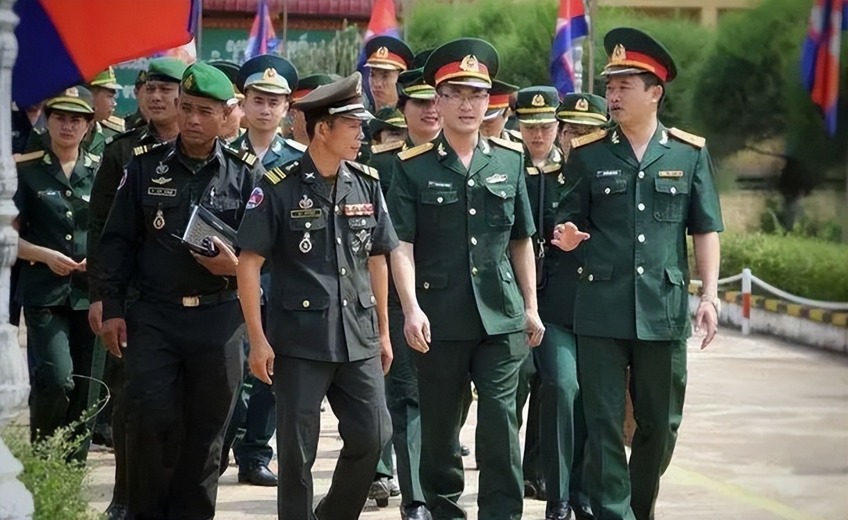 越南*队军**变*火军**商，女军官背LV包炫富，坍塌式腐败成世界之首