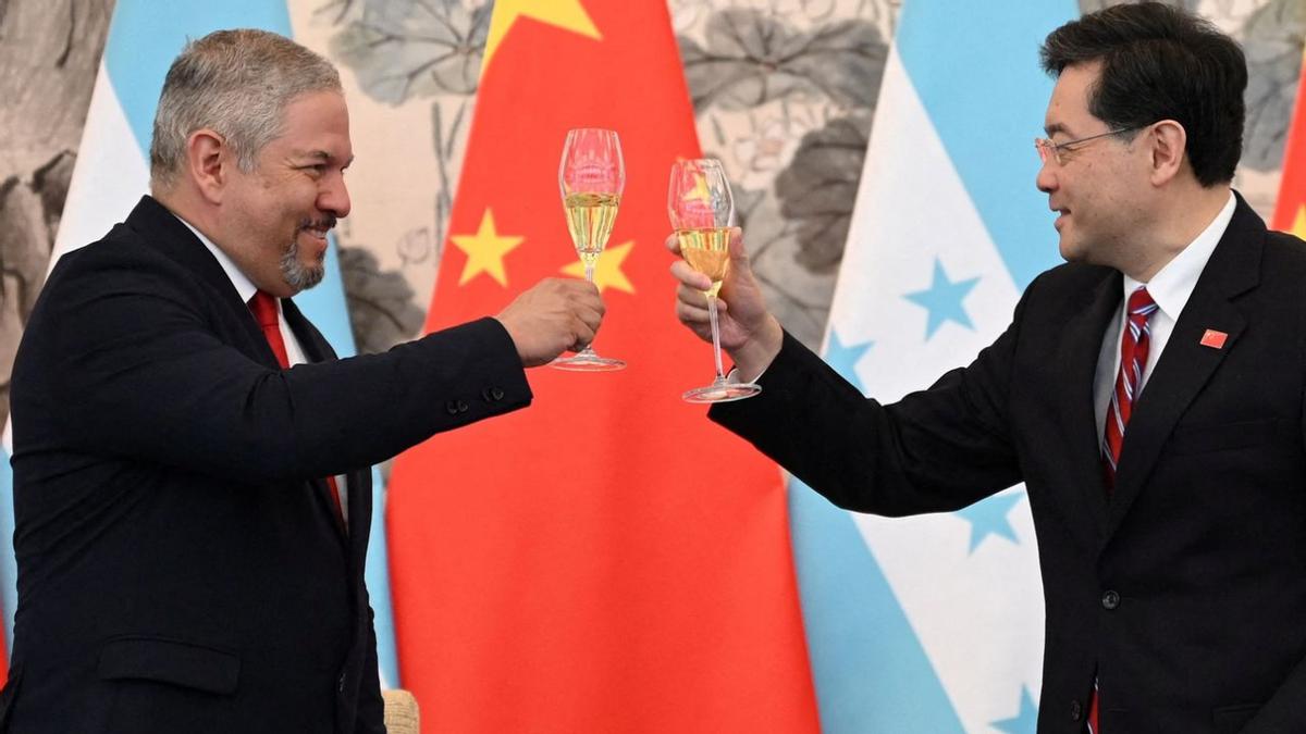 蔡英文窜访危地马拉，被该国总统“扎了两把刀”，2200万美元白花