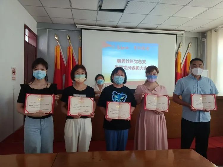 社区党员发挥先锋模范带头作用,党员先锋岗争当服务群众标兵