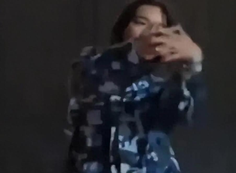 女生军训跳舞意外走光，淡定露球继续跳，身份疑被扒，网友：难评