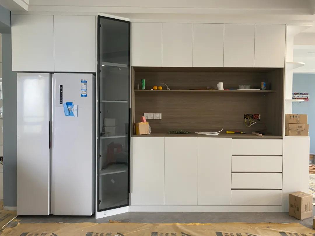 冰箱嵌入餐边柜深度多少才适合,冰箱嵌入餐边柜靠里还是靠外