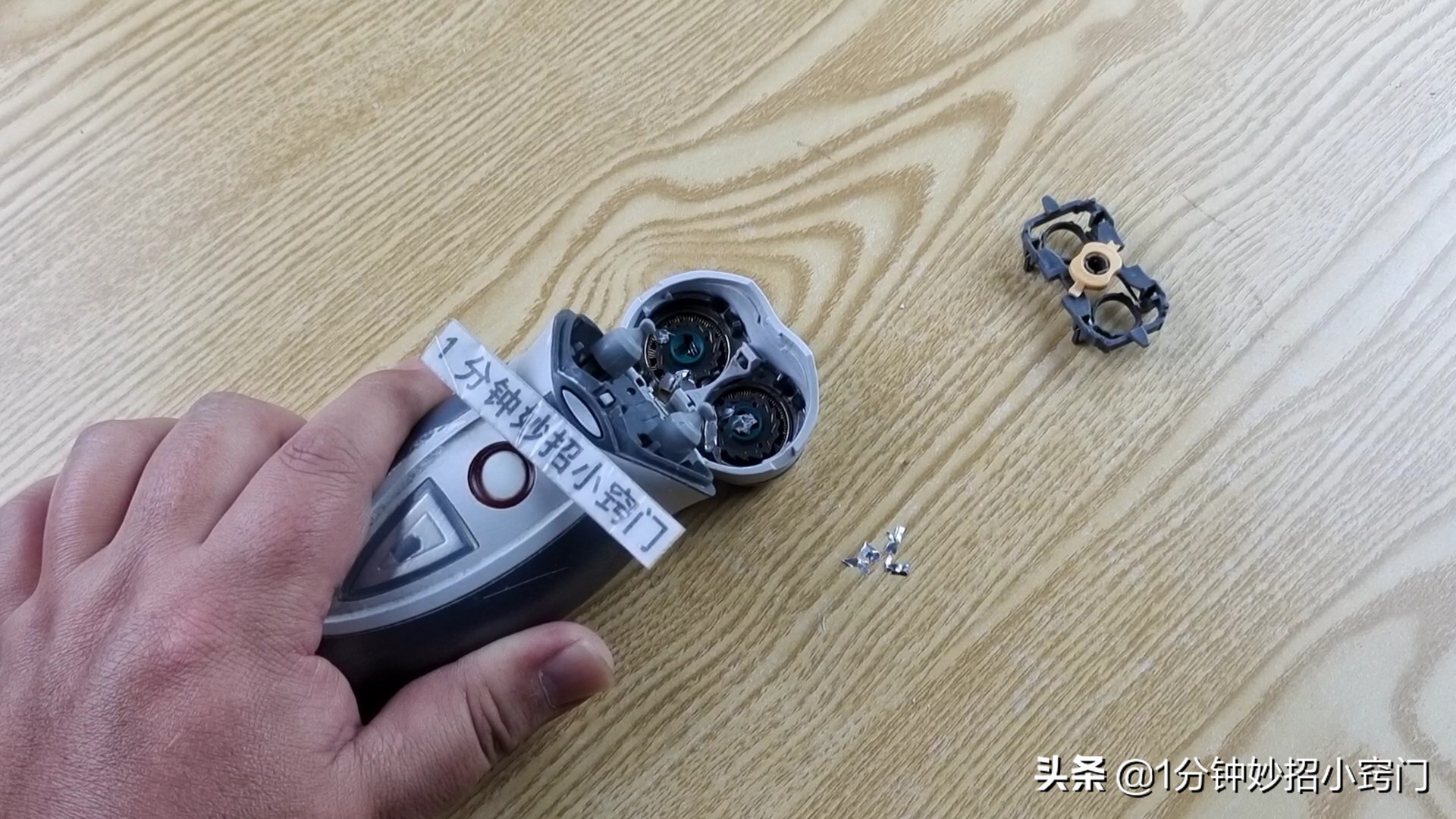 剃须刀钝了不要扔只需一张纸,剃须刀片变钝了一秒就锋利了