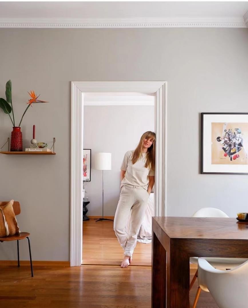 32岁德国牙医的家，整屋干净整洁且温暖，喜欢花和猫的生活很精致