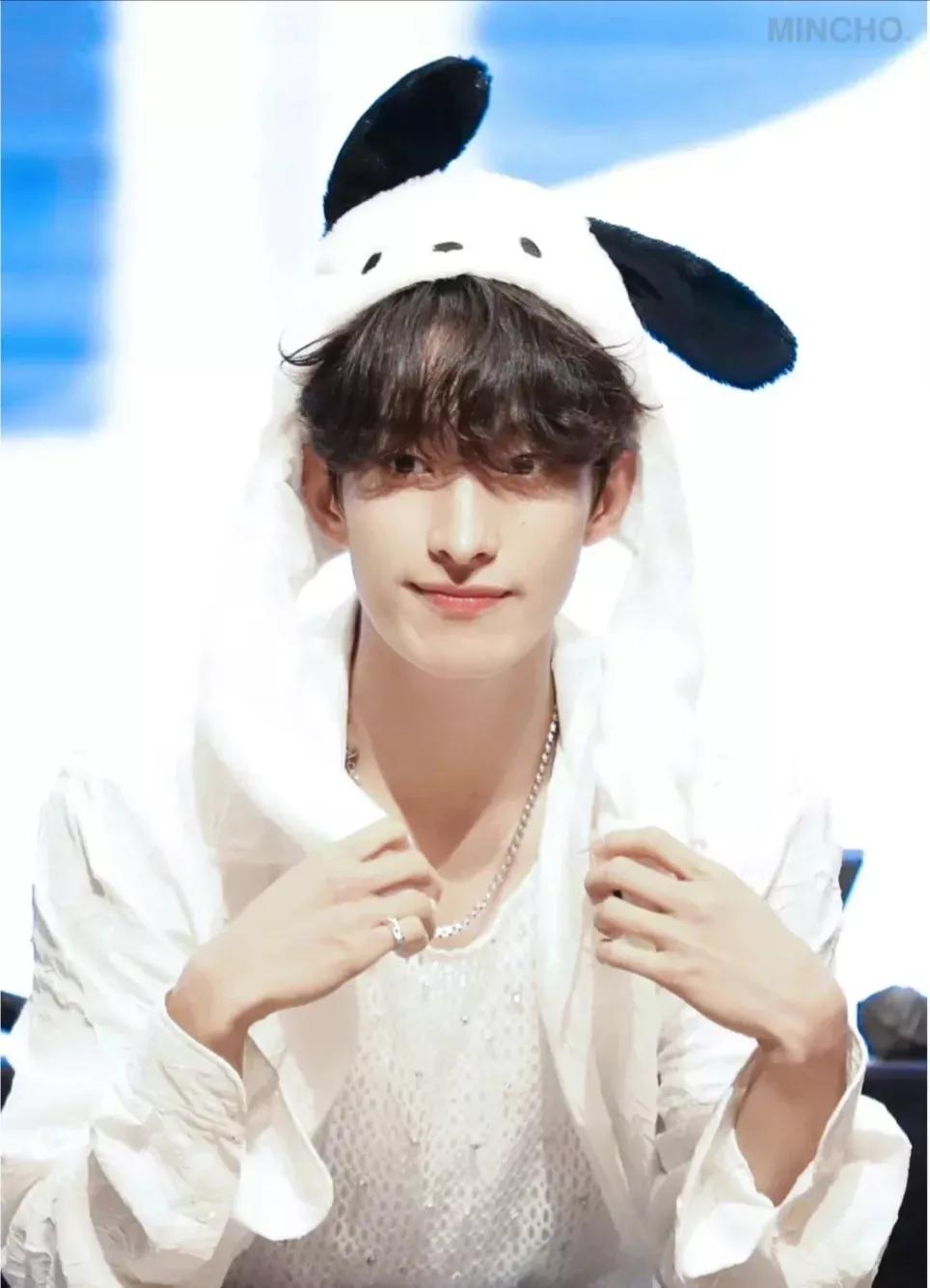 粉丝花2万参加签售，爱豆却在偷偷玩手机？网友:怒了