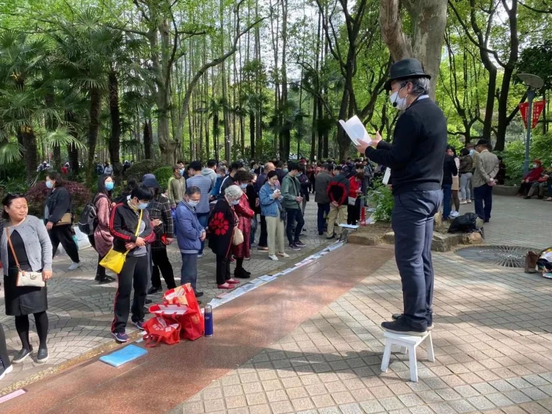 他在夜店和相亲角，读了3年爱情诗：这里最缺爱情