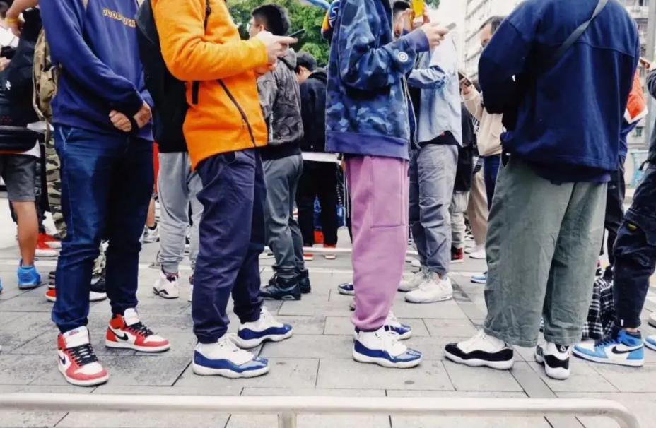 前脚洗,后脚丢!学生丢800元一双袜子终暴雷,高中生炫富炫在脚上