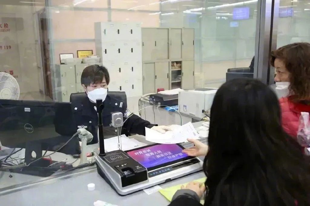 上海出入境证件办理量月超38万,上海恢复出入境证件办理工作日