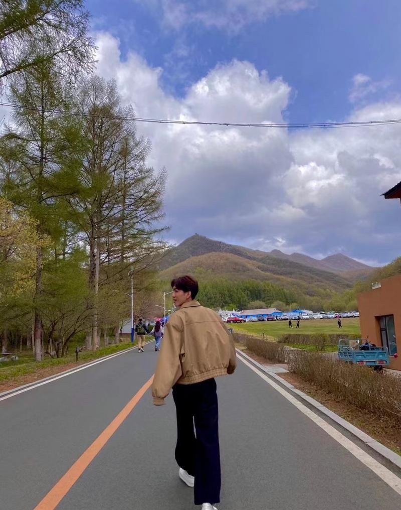 广场舞帅小伙儿领舞,帅小伙跳广场舞惊艳大妈