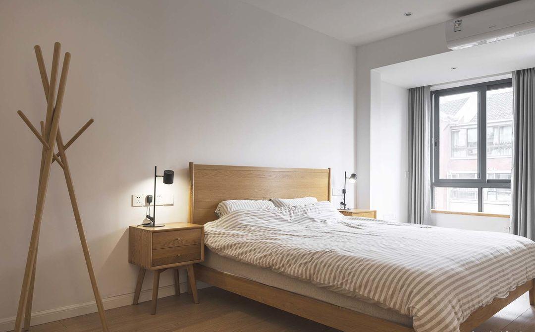 她在沙发后面“掏洞”造窗，完工后发现太明智了，全屋温暖又自然