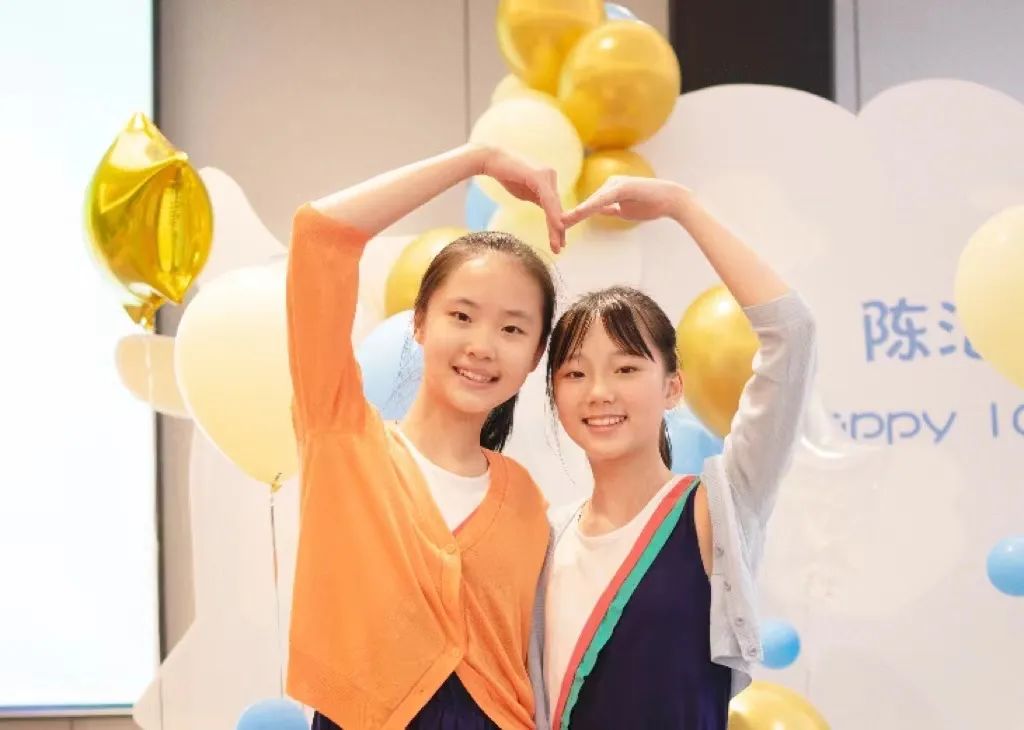 双胞胎姐妹在一个学校上学,双胞胎姐妹在同一所学校