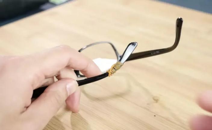 眼镜老从鼻梁上往下滑该怎么办,如何彻底解决眼镜下滑