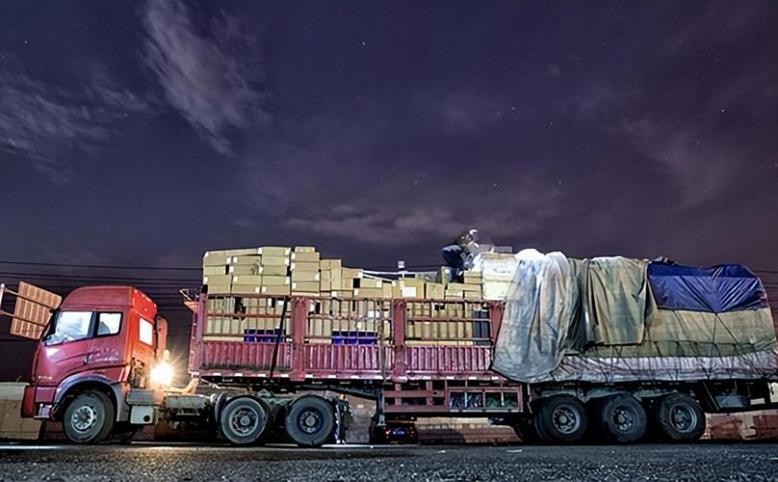 90后卡车夫妻记录卡车生活,1700万卡车夫妻的真实生活