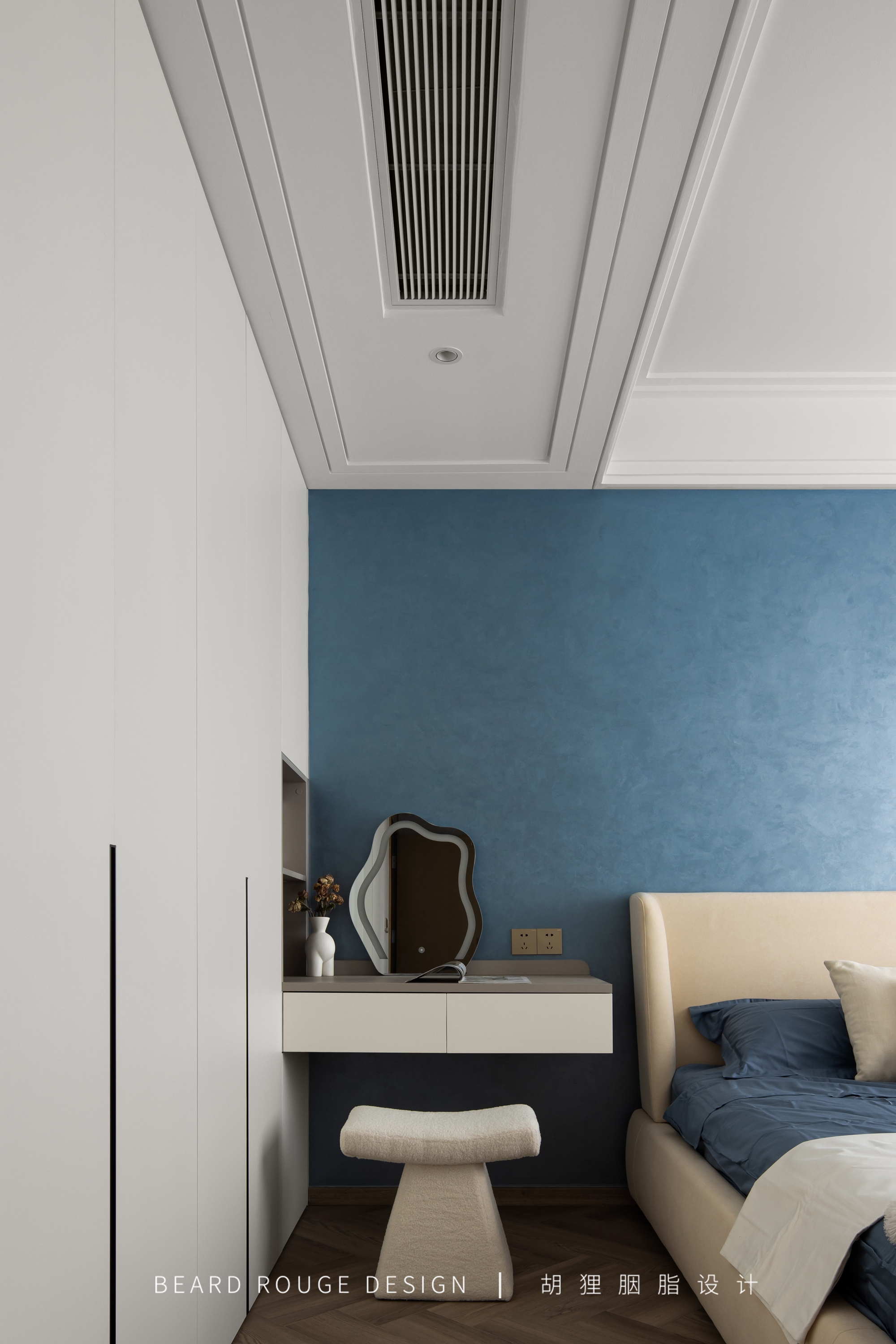 太平鸟克莱因蓝撞色羽绒服女,克莱因蓝撞色卫衣女