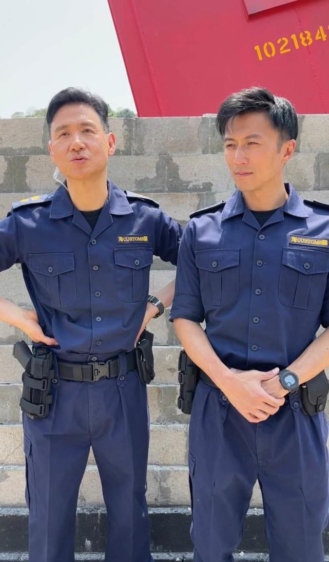 王菲和谢霆锋的机场牵手秀恩爱,王菲久违现身与谢霆锋牵手秀恩爱