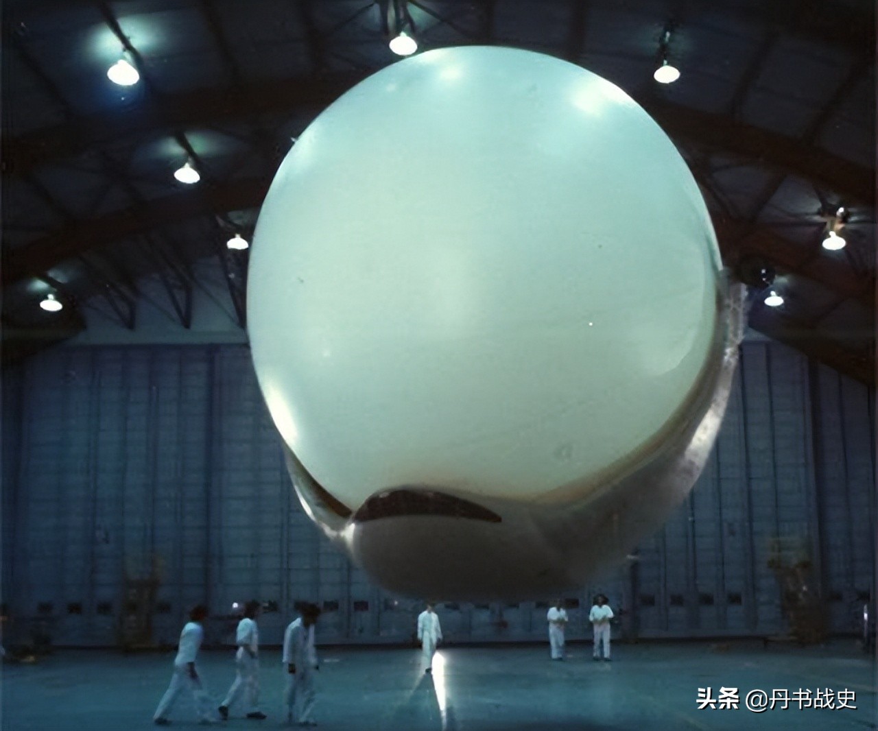 飞艇和飞机,空中飞的不明形状奇怪飞机视频