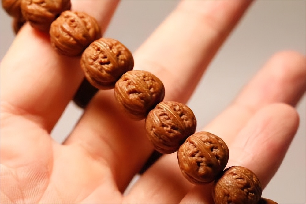 选小核桃手串用这6招完美包浆,小核桃手串怎么挑选品种