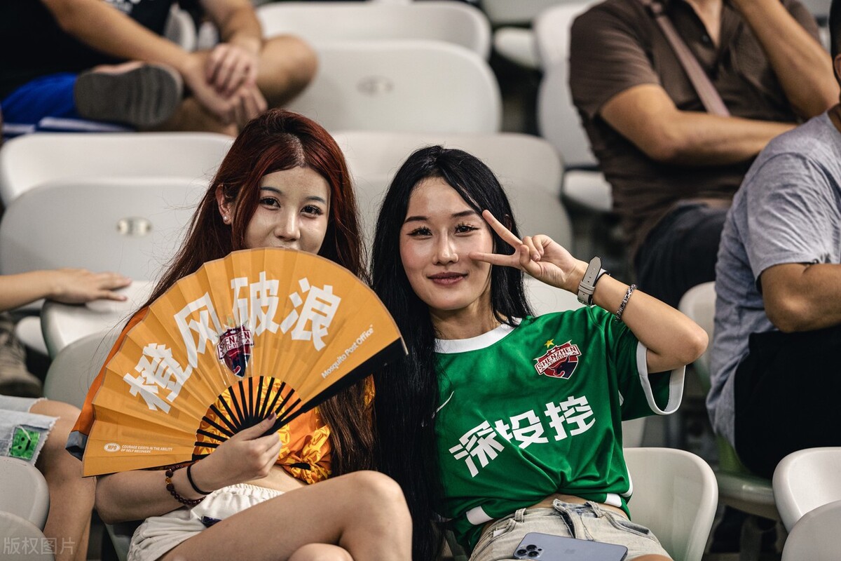 中国足球女球迷惊艳全场,足球看台漂亮的女球迷