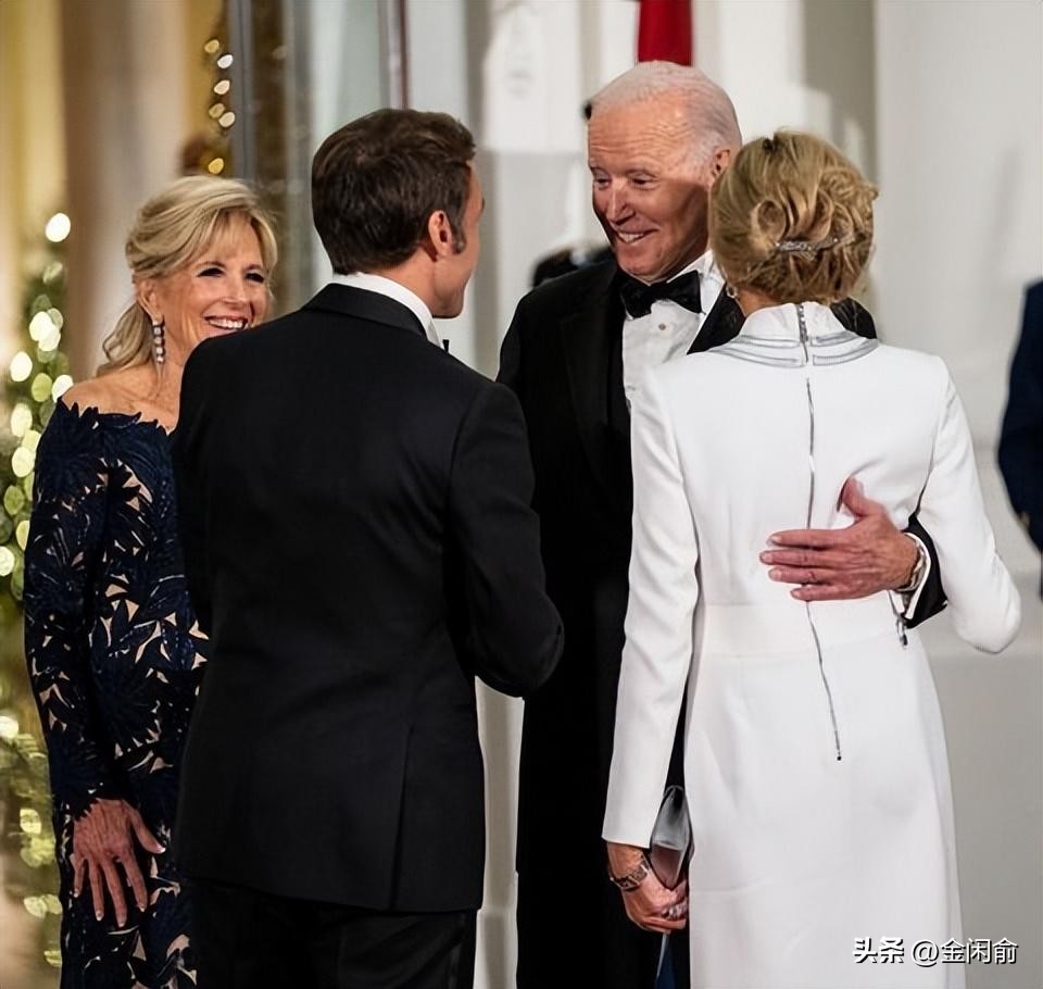 马克龙夫妇携手并肩,马克龙与妻儿出席活动