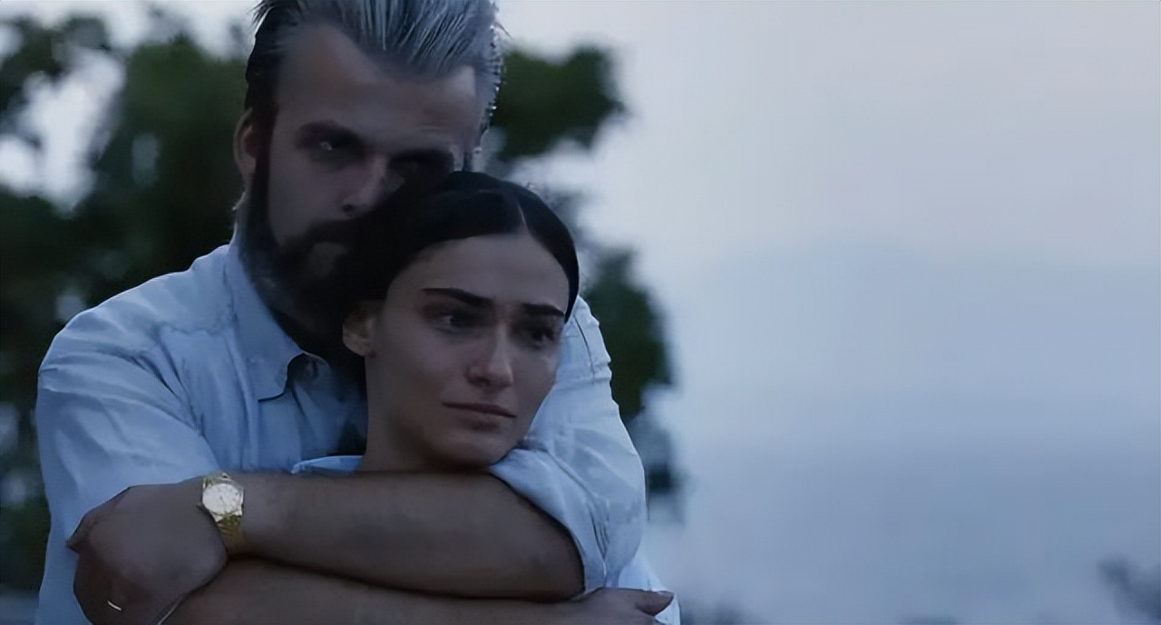 女神佩内洛普·克鲁兹，将这段战火下的爱情演绎的肝肠寸断