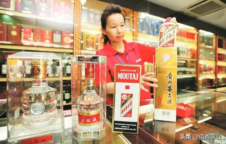 大量“赊酒人”扎堆农村，买酒先交定金，来年付尾款，有何猫腻？