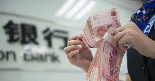 人突然死了存在银行的钱怎么办,钱存银行人死了家属可以取出来吗