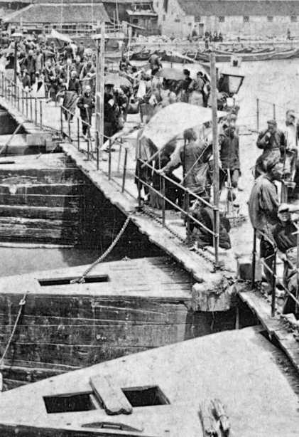 80多年前，18张日寇占领下的河南新乡老照片：骑在桥头拍照的鬼子