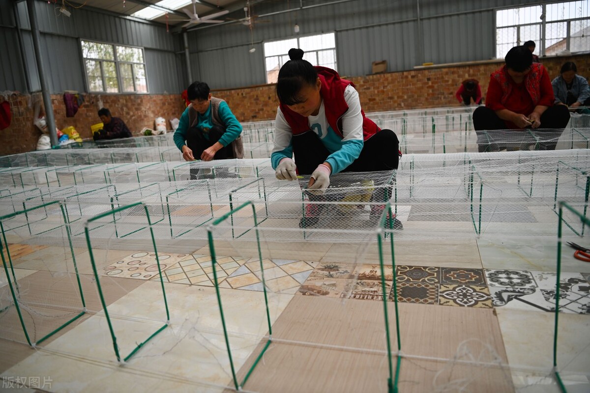 山东聊城引领“巾帼车间”，妇女加工渔网忙，每天收入60元左右