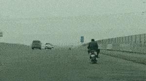 隔壁的单亲妈妈来我家借跑步机,但是为什么她还穿高跟鞋?: