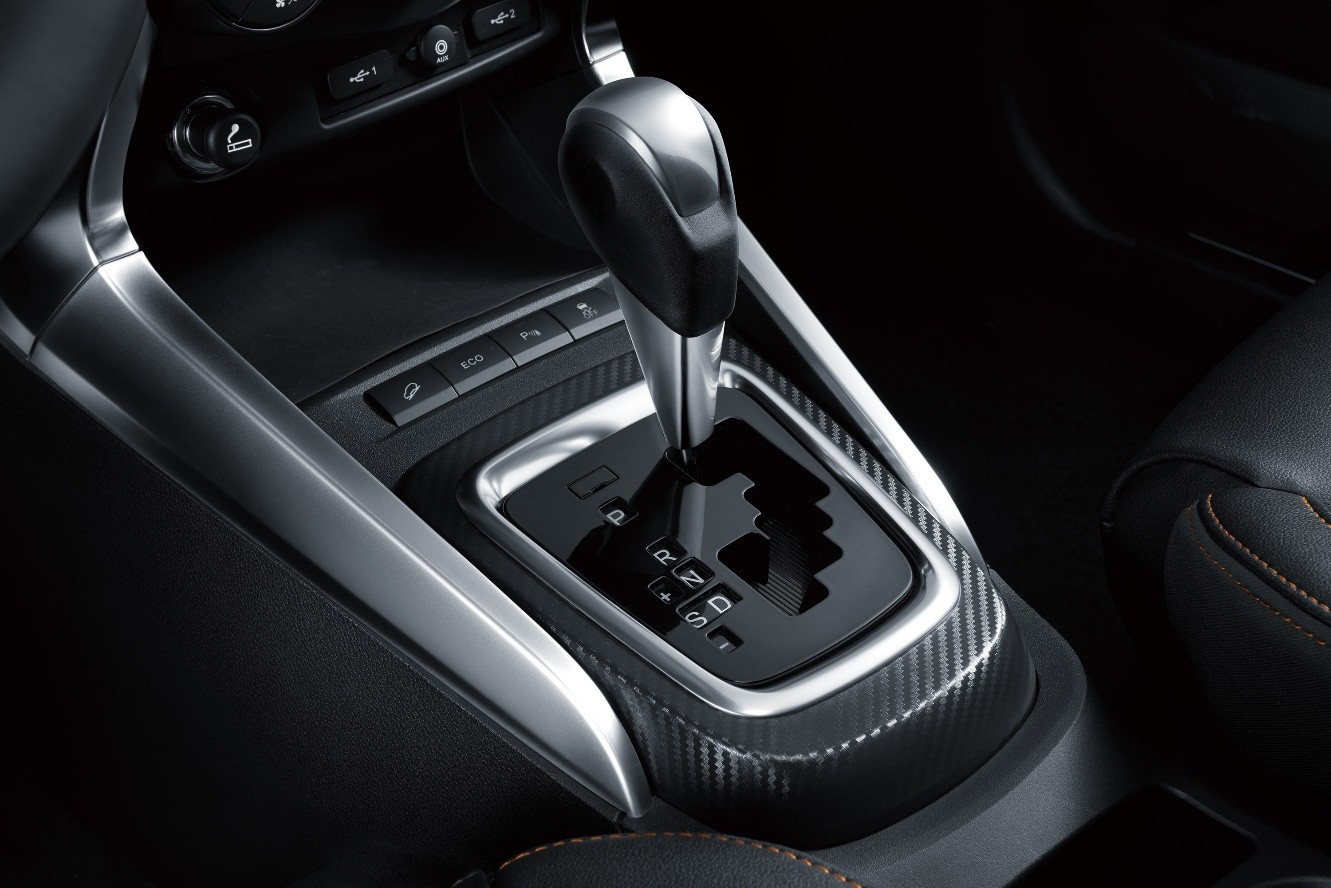 汽车d挡切换m挡困难,汽车d挡行驶换s挡需要踩刹车吗