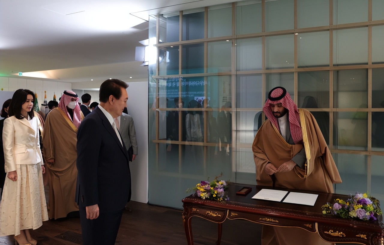 韩第一夫人真拼！峰会结束回国就营业，换新造型欢迎沙特王储真美