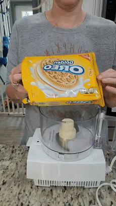 猫咪疯狂的吃猫砂,猫咪吃的猫砂是怎么做的