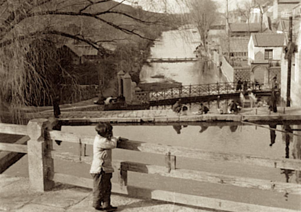 女子穿日军军服拍照被抓,女子身着日本侵华军装露脸