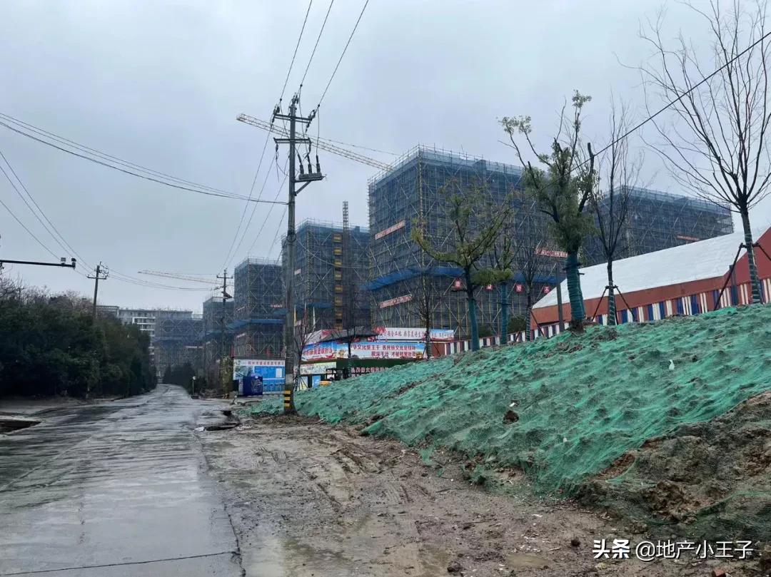 杭州37户业主众筹20万翻新楼房,杭州业主众筹修地铁小区房价