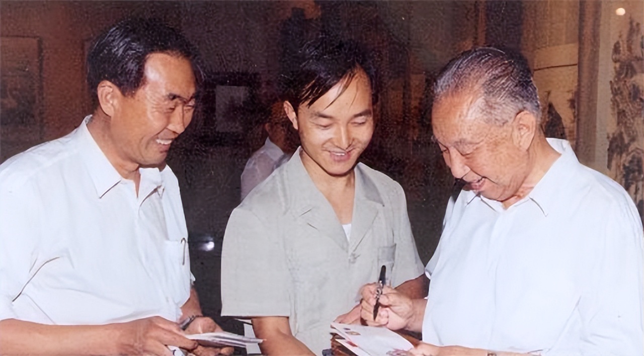 74年*国锋华**衣着朴素参加家长会，工人家长问其贵姓，答：中华的华