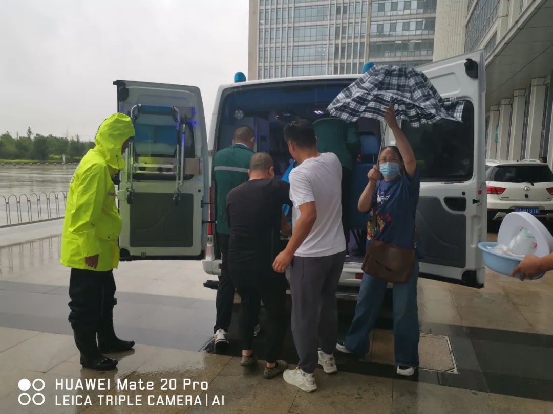 太原交警：窗外下着雨，我在守护你