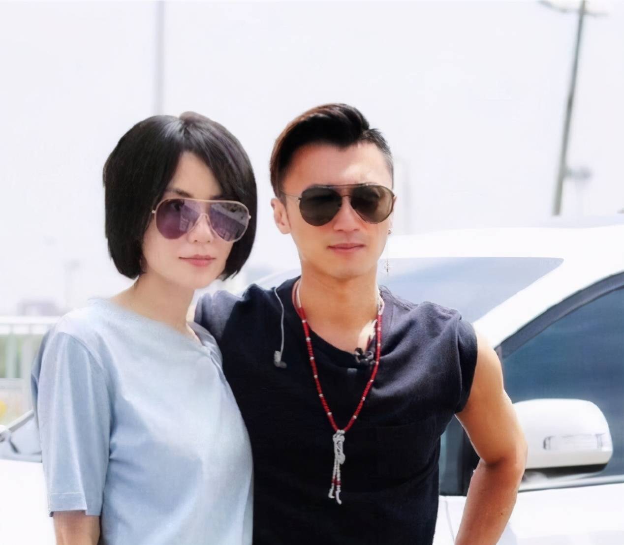 王菲谢霆锋机场公开亲密牵手,王菲谢霆锋机场牵手同框