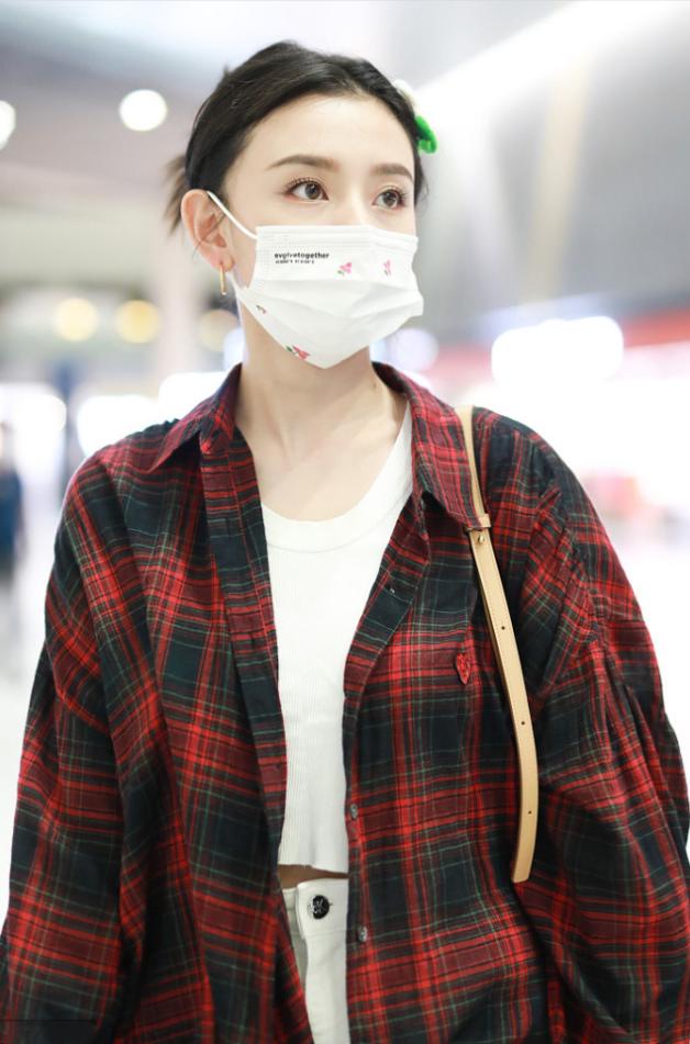 宋祖儿戴老年发夹,宋祖儿黑色长裙亮相长发长发夹