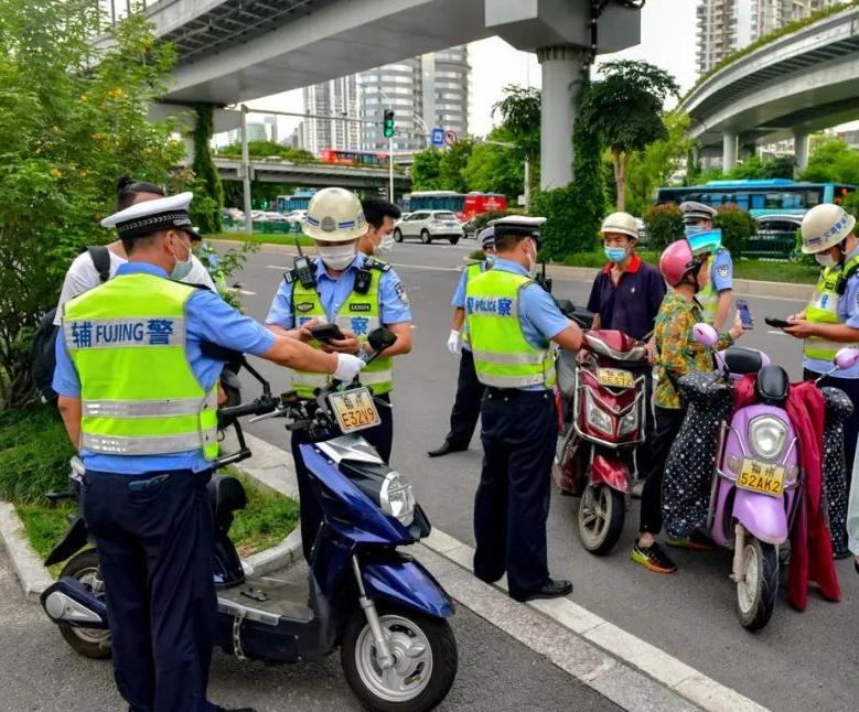 刚拿的c1驾照骑电动车怎么处罚,有c1驾驶证骑电动车违法怎样处理