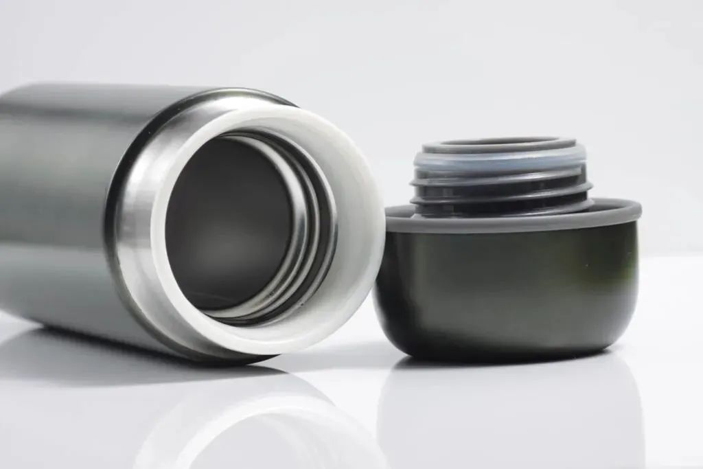 央视曝光保温杯倒入热水变毒水,热水倒进保温杯成毒水