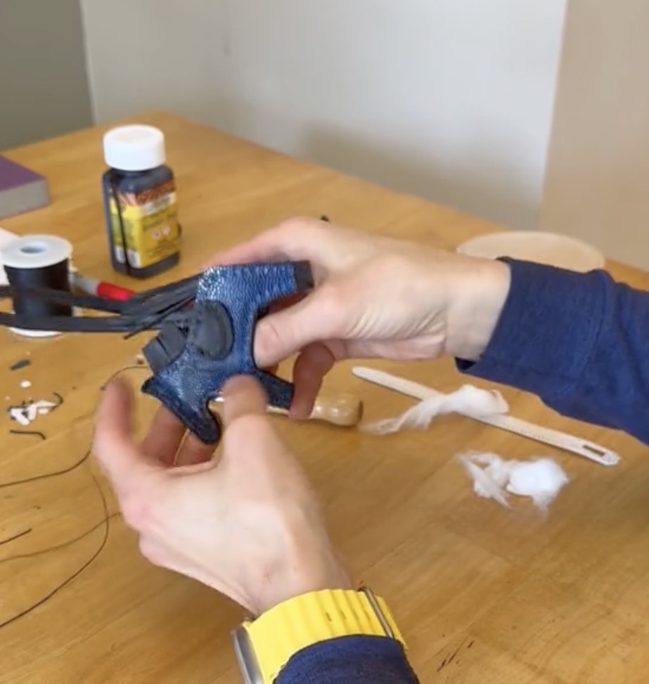 亚裔小哥花400刀手工制*爱作**马仕包送女友，网友为此吵翻！