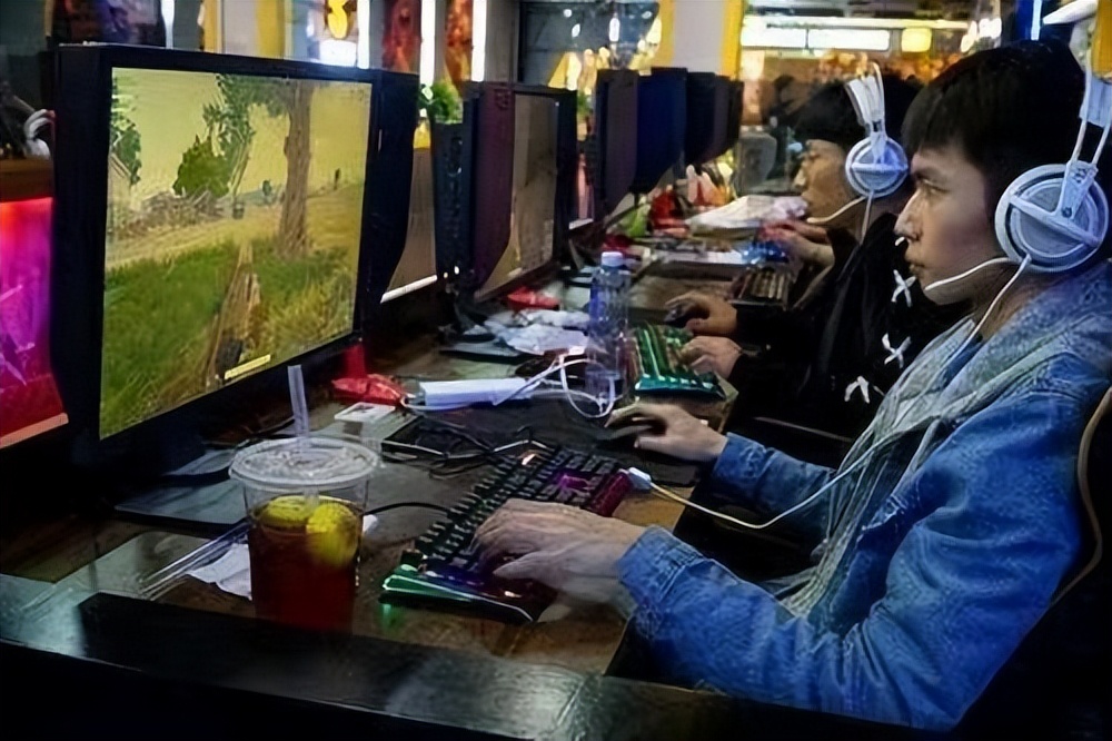 90后火极一时的网吧没落了,网吧是如何兴起又是如何没落的