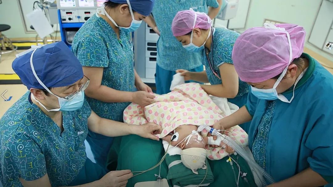 第一医院达芬奇机器人,中国第一例达芬奇机器人手术