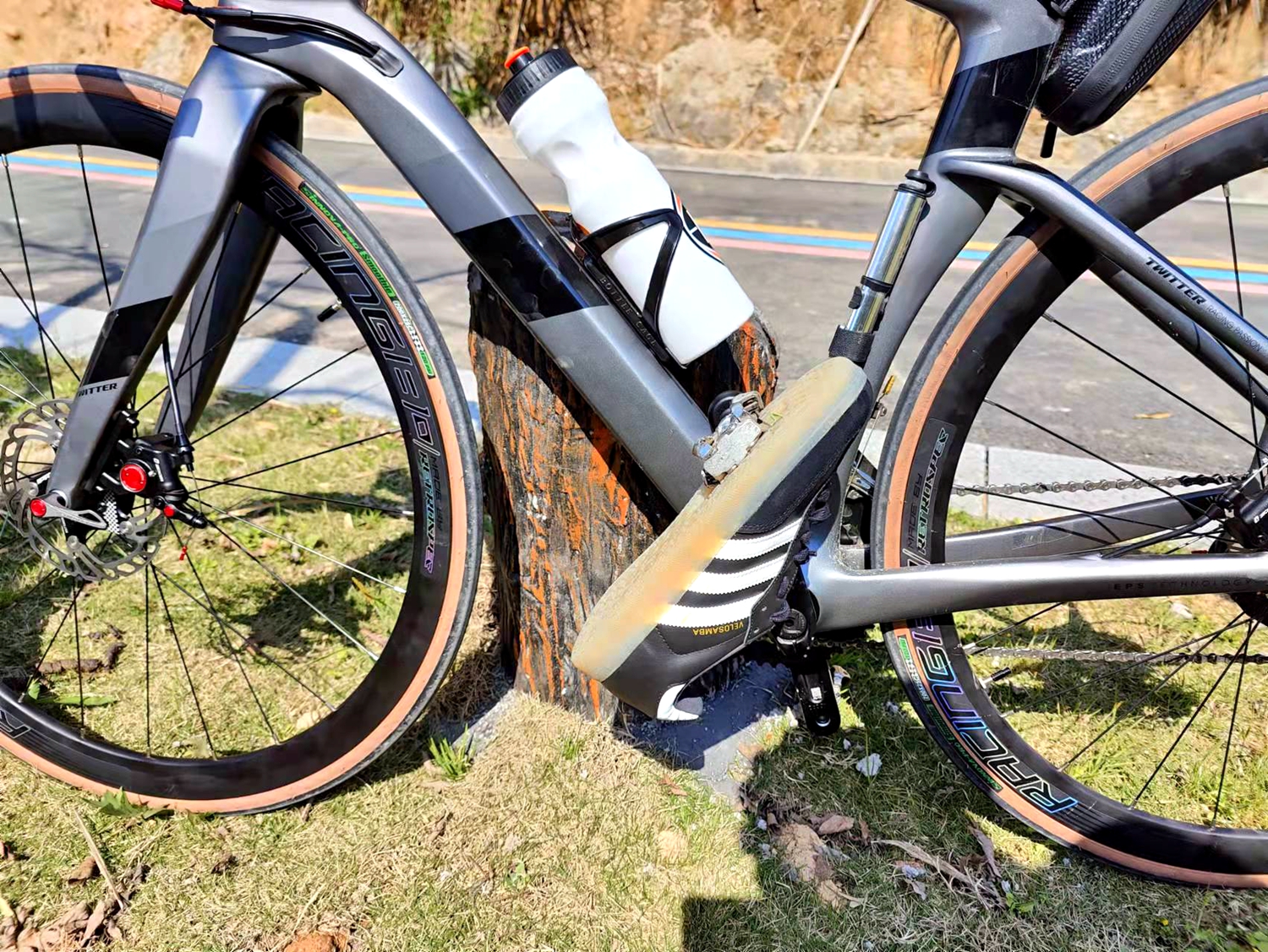 阿迪达斯擦鞋神器,阿迪单车鞋