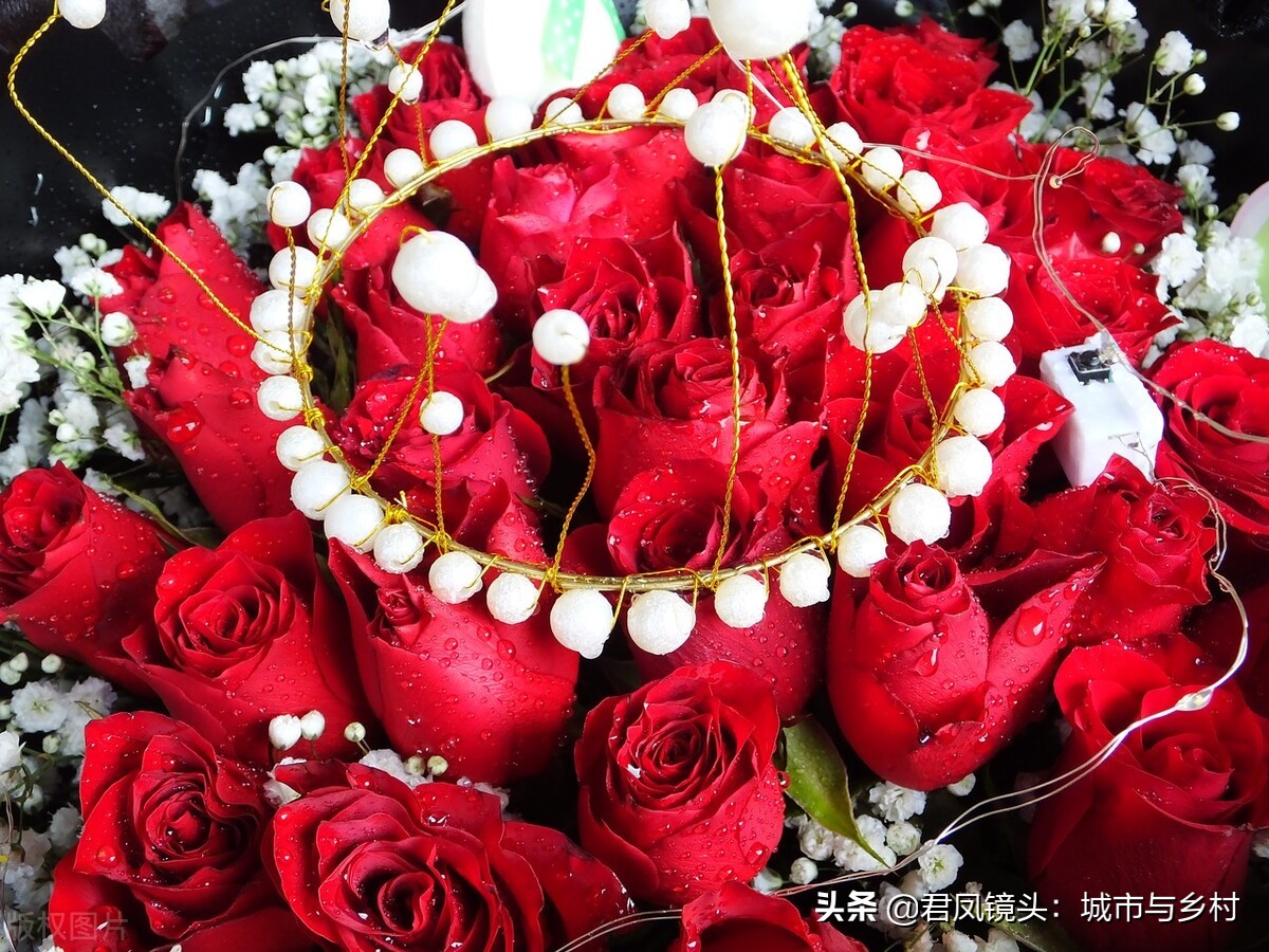 湖北宜昌：情人节，商家为顾客定制的鲜花温馨浪漫，含情脉脉