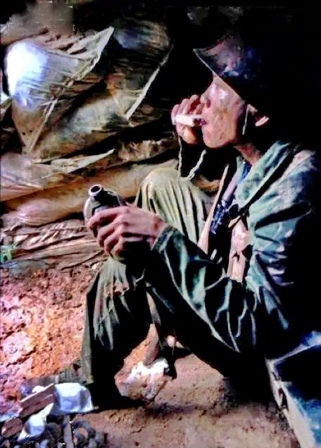 对越自卫反击战，前线战士都爱抽什么烟？女兵抽烟是为了“帮忙”
