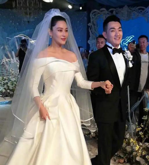 张馨予晒出老公何捷照片帅气迷人,张馨予和老公何捷婚后齐露面