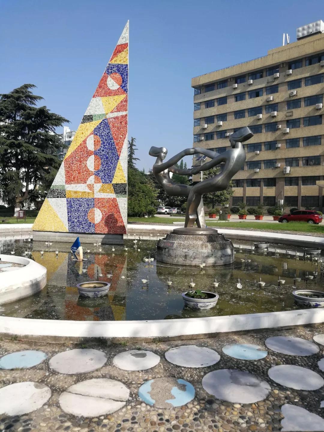 拾味扬州:扬大校园,精美雕塑