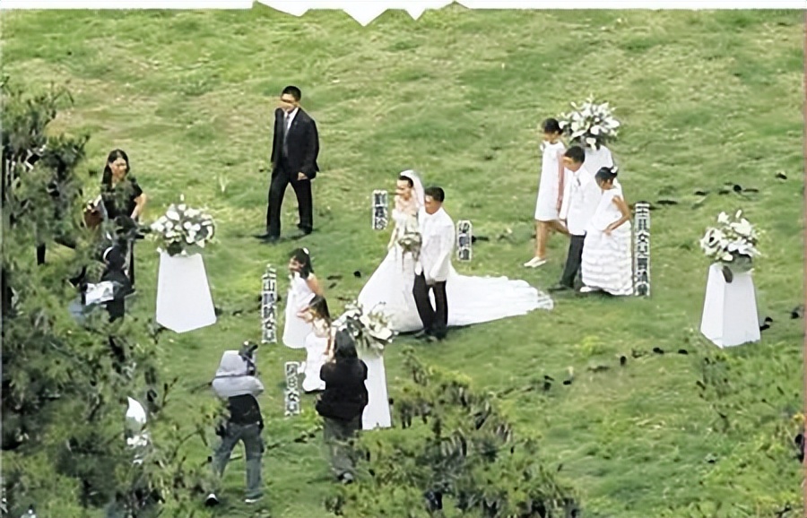 刘嘉玲与梁朝伟恩爱合照穿小香风,刘嘉玲梁朝伟红毯动图