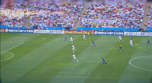 足球史上永不磨灭的马拉多纳传奇,球王马拉多纳对阿根廷的意义