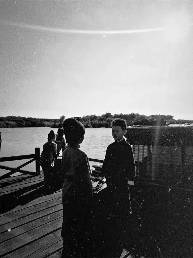 中年的闰土为什么喊鲁迅老爷,为什么闰土长大后叫鲁迅叫老爷